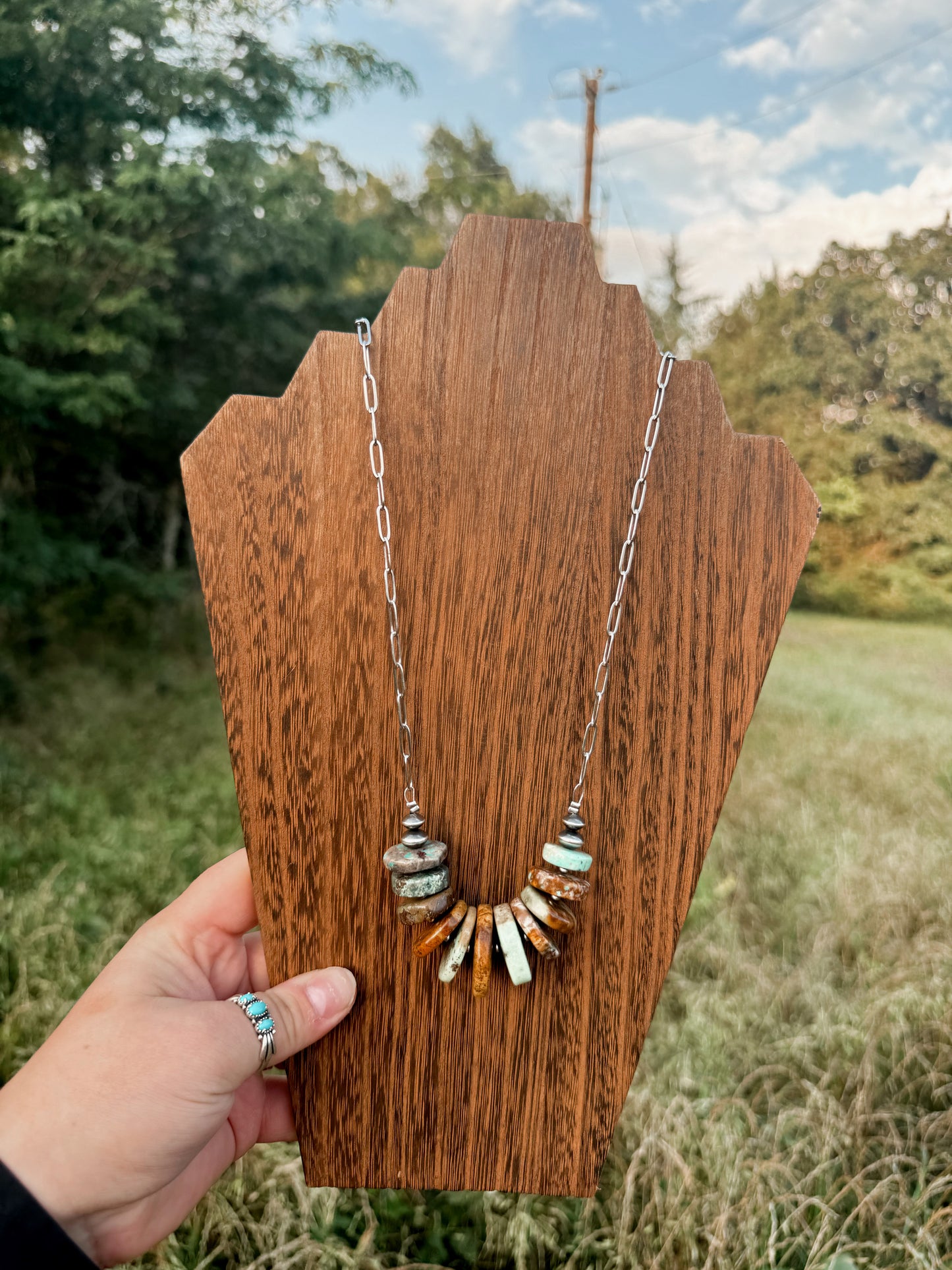 The Lily bar necklace