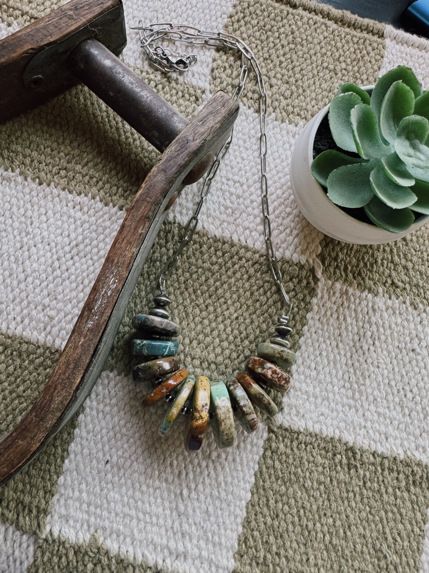 The Lily bar necklace