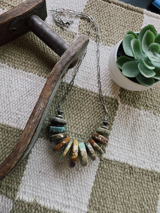The Lily bar necklace